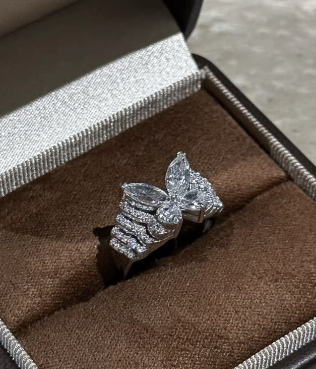 Designer Ring Mit Funkelnder Schleife Und Strassbesatz_voghion.com