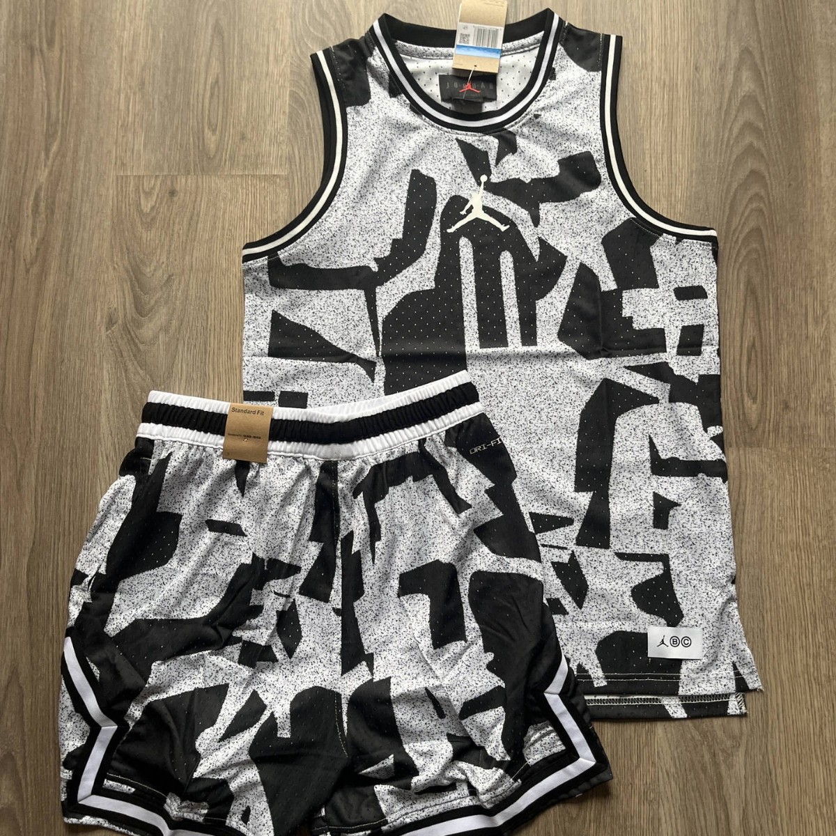 Nuevo conjunto de ropa deportiva de hombre volador en verano, entrenamiento de carrera para hombres, chalecos cortos transpirables de secado rápido, dos juegos al por mayor