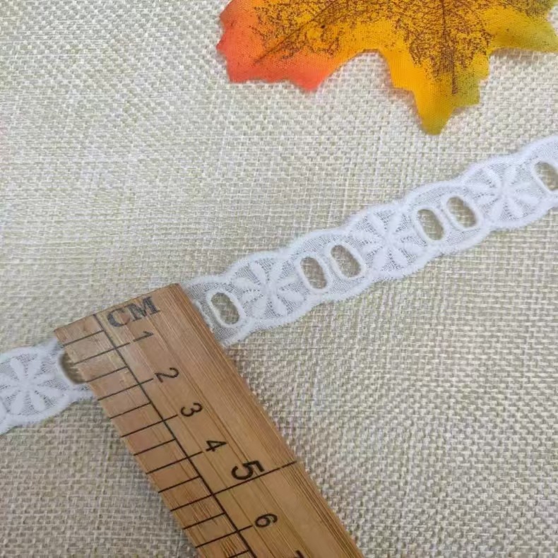 ダブルロックの綿の布のレースの補助材料は透かし彫りの刺繍のレースのファッション的な流行のスカートの服のウェディングドレスの補助材料です。