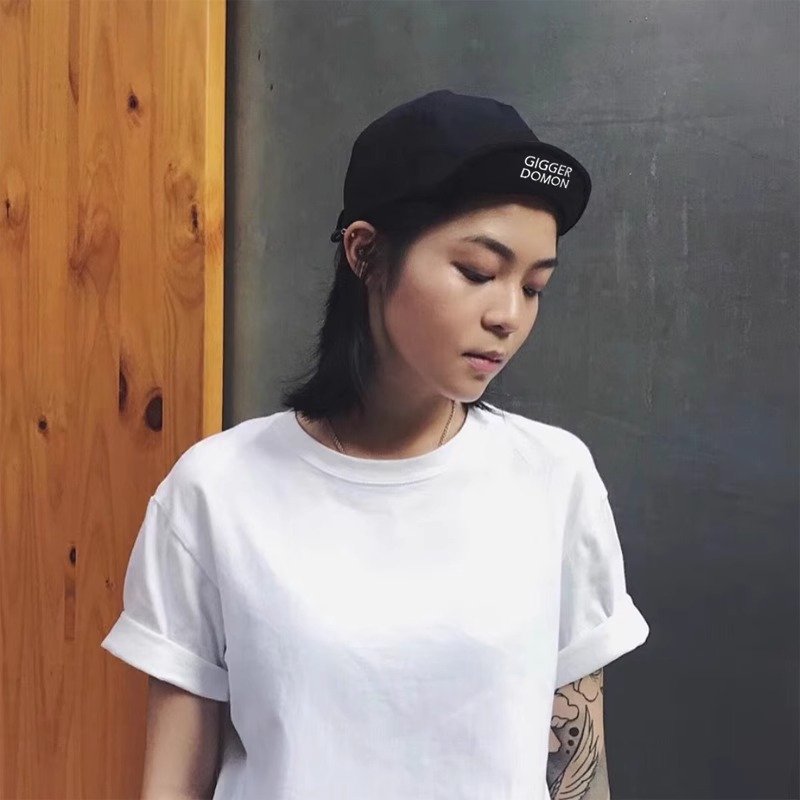 日本のファッションブランドの短いつばの舌の帽子の黒色の復古のひさしの帽子の個性の工装のひさしのアヒルの舌の帽子の野球の帽子