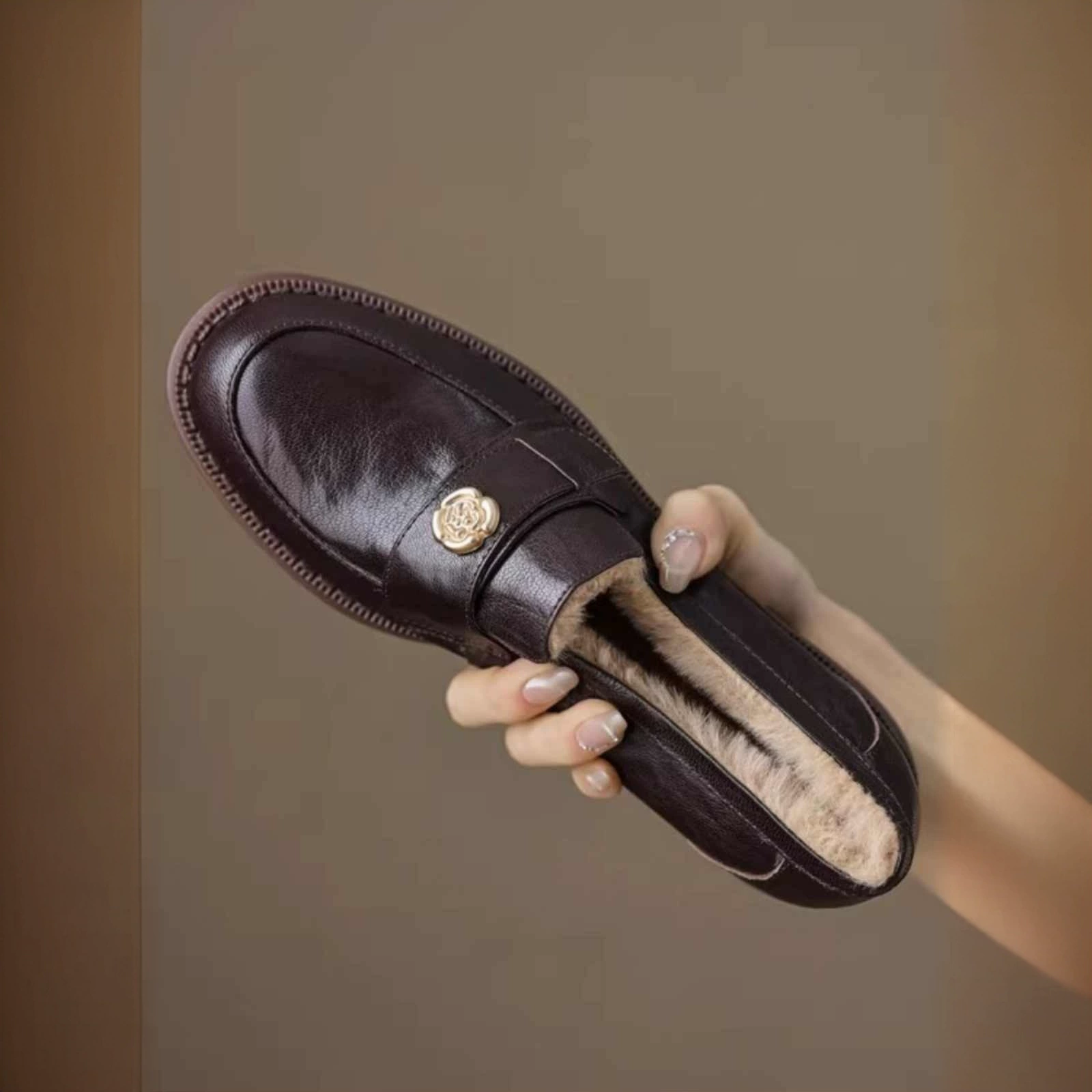 В наличии: женские флисовые хлопковые туфли 2911, меховые туфли в британском стиле, теплые лоферы, зима 2025