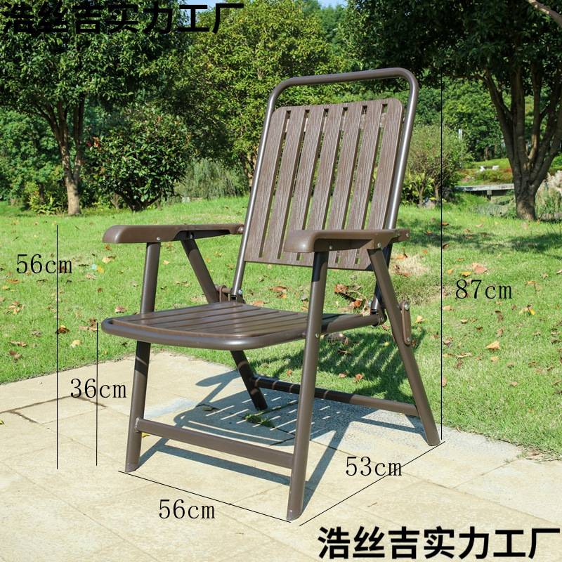 Una silla verde plegable de pies Bajos.