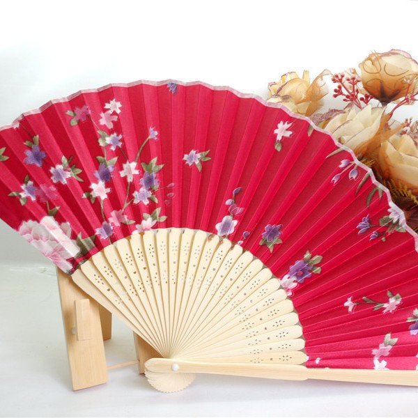 Hay en stock Changsha regalo ventilador 21cm estilo japonés bambú seda ventilador color primario hueso satén paño ventilador