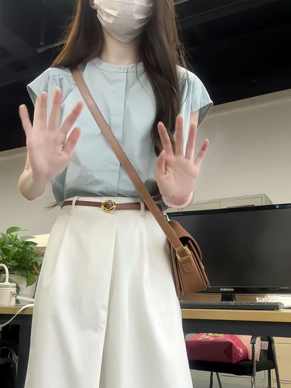フランスの夏の美しいデザイン感シャツにはカジュアルな雰囲気があります。|undefined