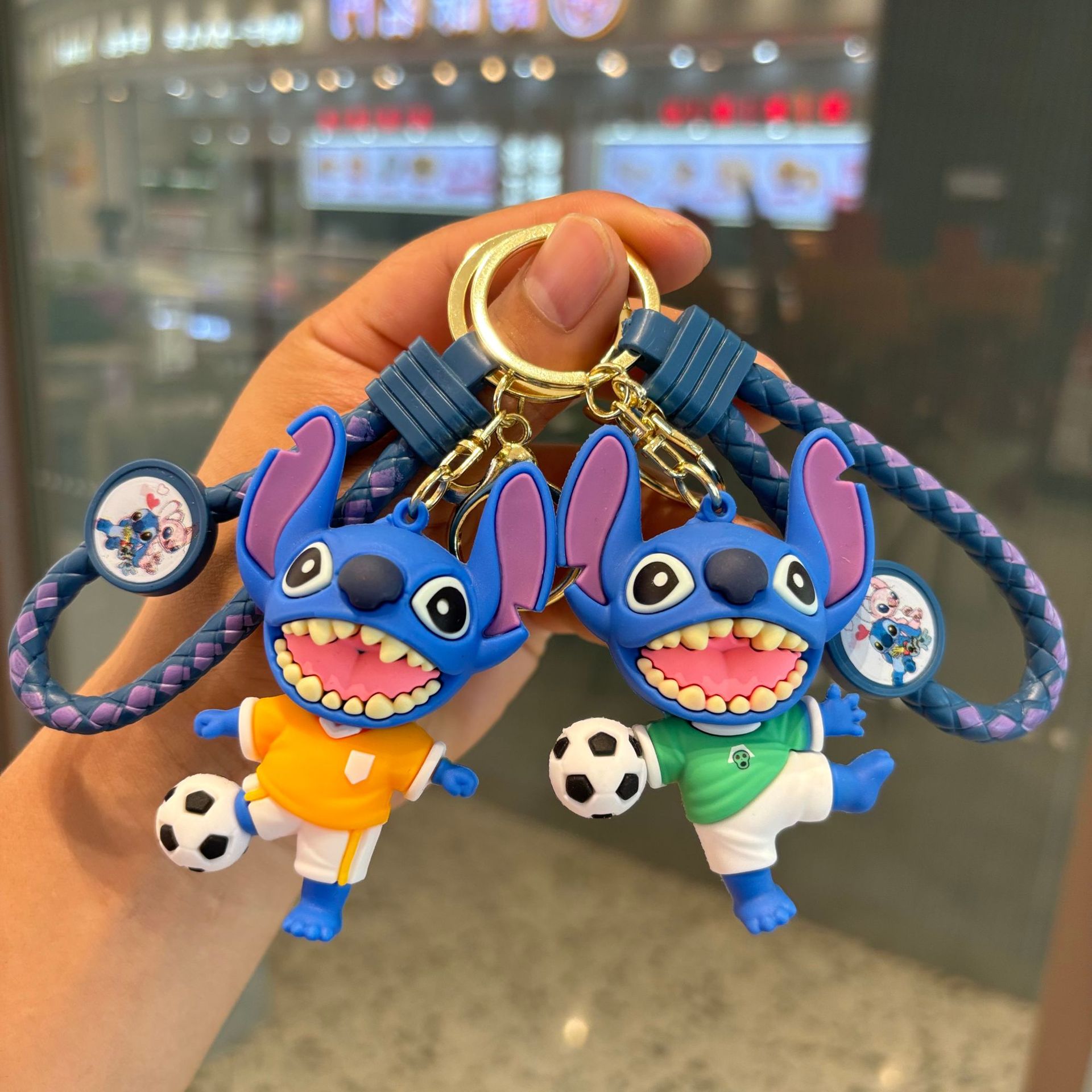Creativo nuevo estilo deportivo Stitch llavero dibujos animados muñeca grande mochila escolar colgante máquina de garras pequeño regalo al por mayor