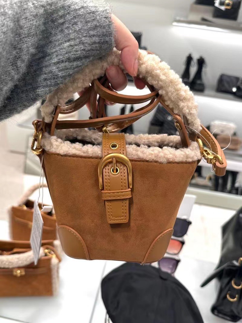 2023 Neue Herbst/Winter-Diagonal-Straddle-Tasche für Damen-Freizeit, Retro- und vielseitige Atmosphäre, Plüsch-Rand-Handheld-Umhängetasche, Plüsch-Tasche_voghion.com