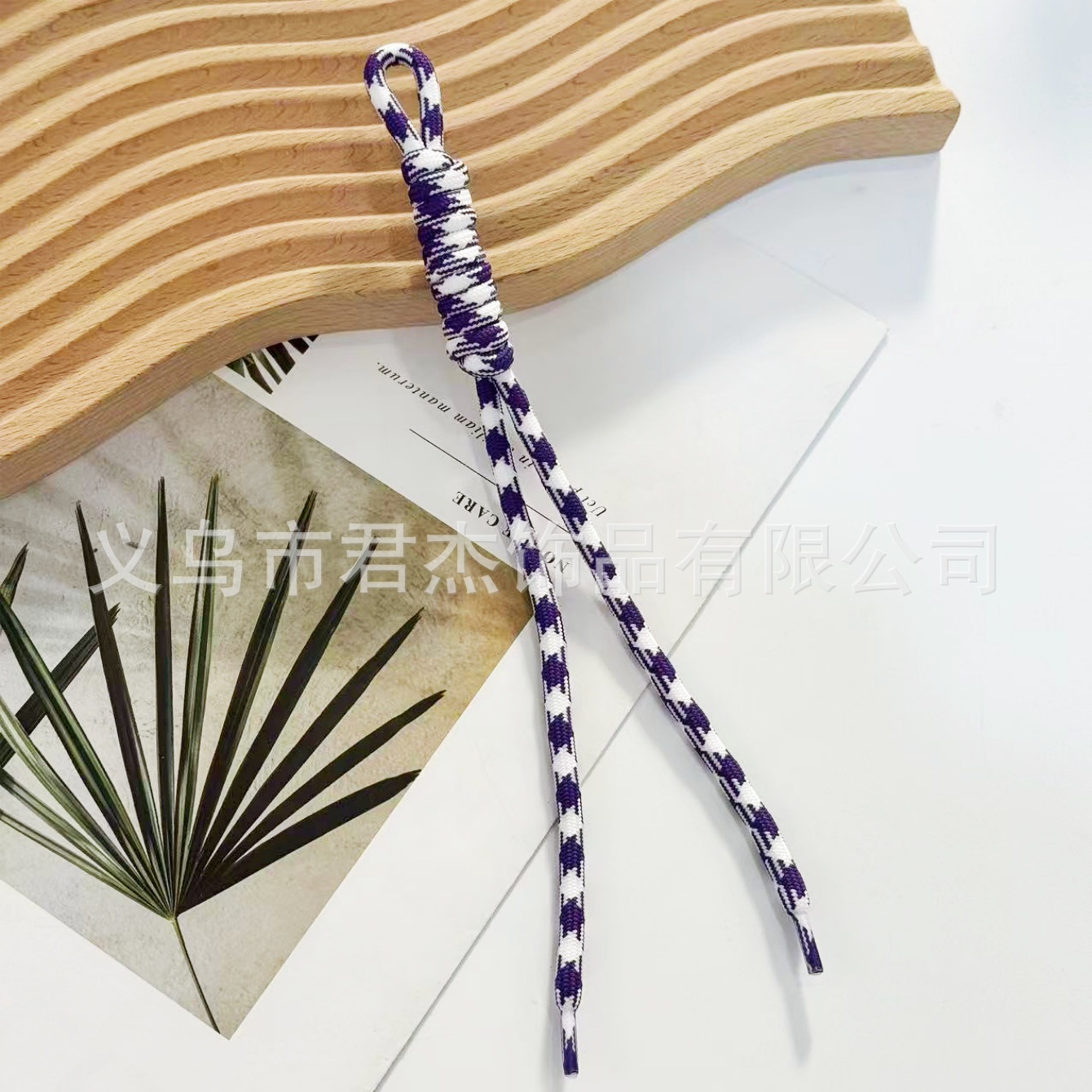 編みカバンのストラップの螺旋の結び紐のiuは鍵のボタンのネットの赤い色の結びの縄の装飾の部品を結びます。