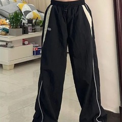 カジュアルなレギンスのヒップホップは腰を緩めてスポーツパンツをつなぎ合わせます。