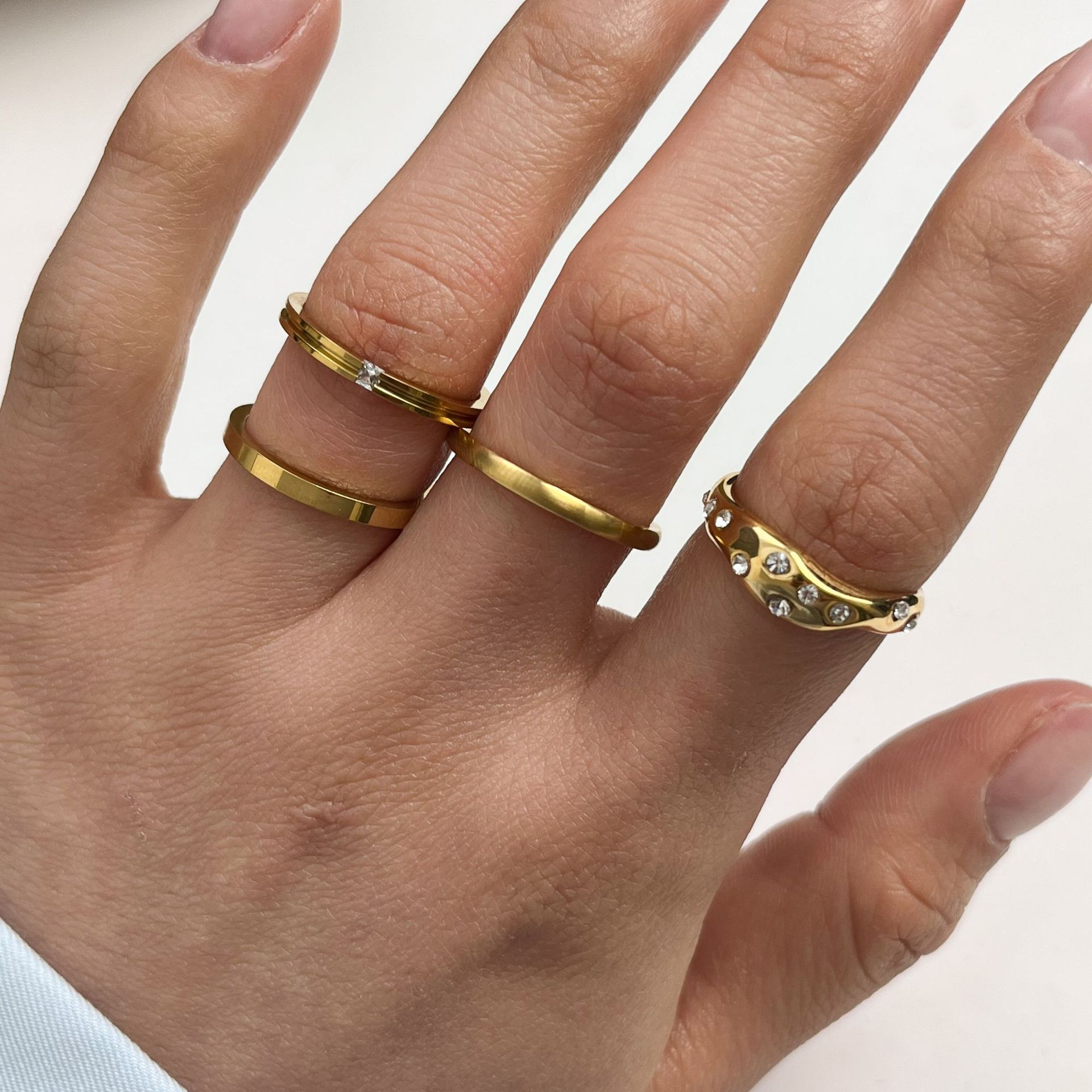 Anillo de acero inoxidable de oro de 18 quilates, diseño de nicho femenino, joyería de moda para mujeres, anillo de acero de titanio universal