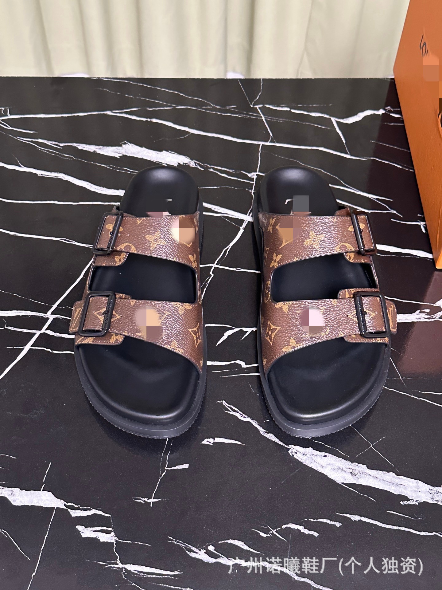 Zapatillas de moda para hombres con suela suave cómodas para usar zapatos de playa de cuero originales caja original de lujo marca de moda de doble cinturón de moda casual image 9