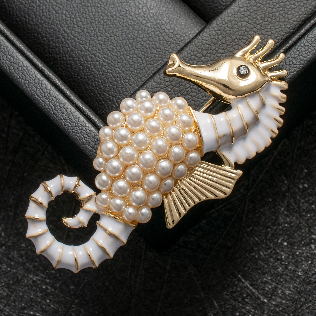 Diamond-Encrusted Pearl Seahorse Brooch, Classic and Fashionable Suit Lapel Pin, Cross-Border Marine Life Accessory, Anti-Exposure