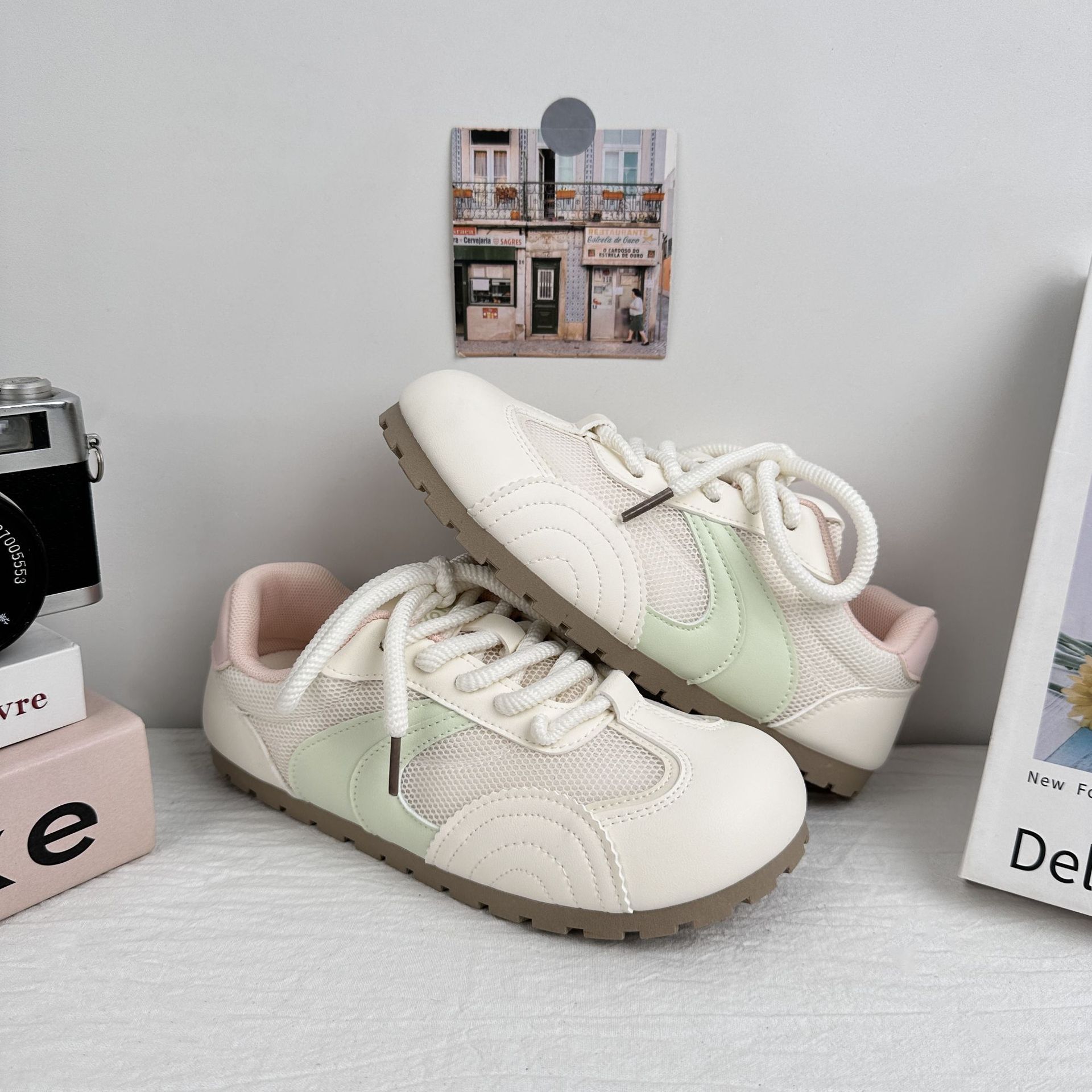 Zapatos de entrenamiento transpirables de malla de ondas distantes para mujeres 2025, nuevos zapatos blancos de nicho, zapatos de plancha plana, zapatos de cabello