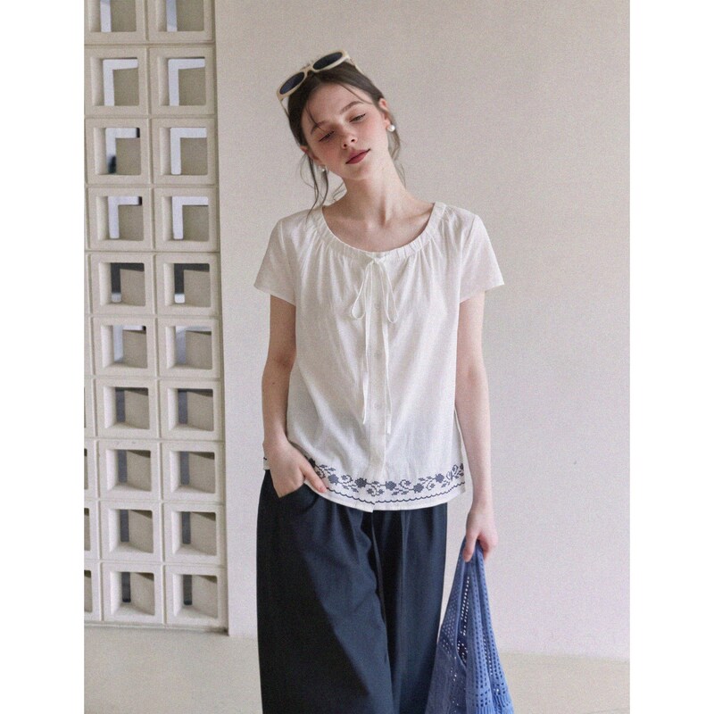 Unique and beautiful white embroidered shirt for women, new summer style, elegant and noble, pleated top with tie, short-sleeved T-shirt