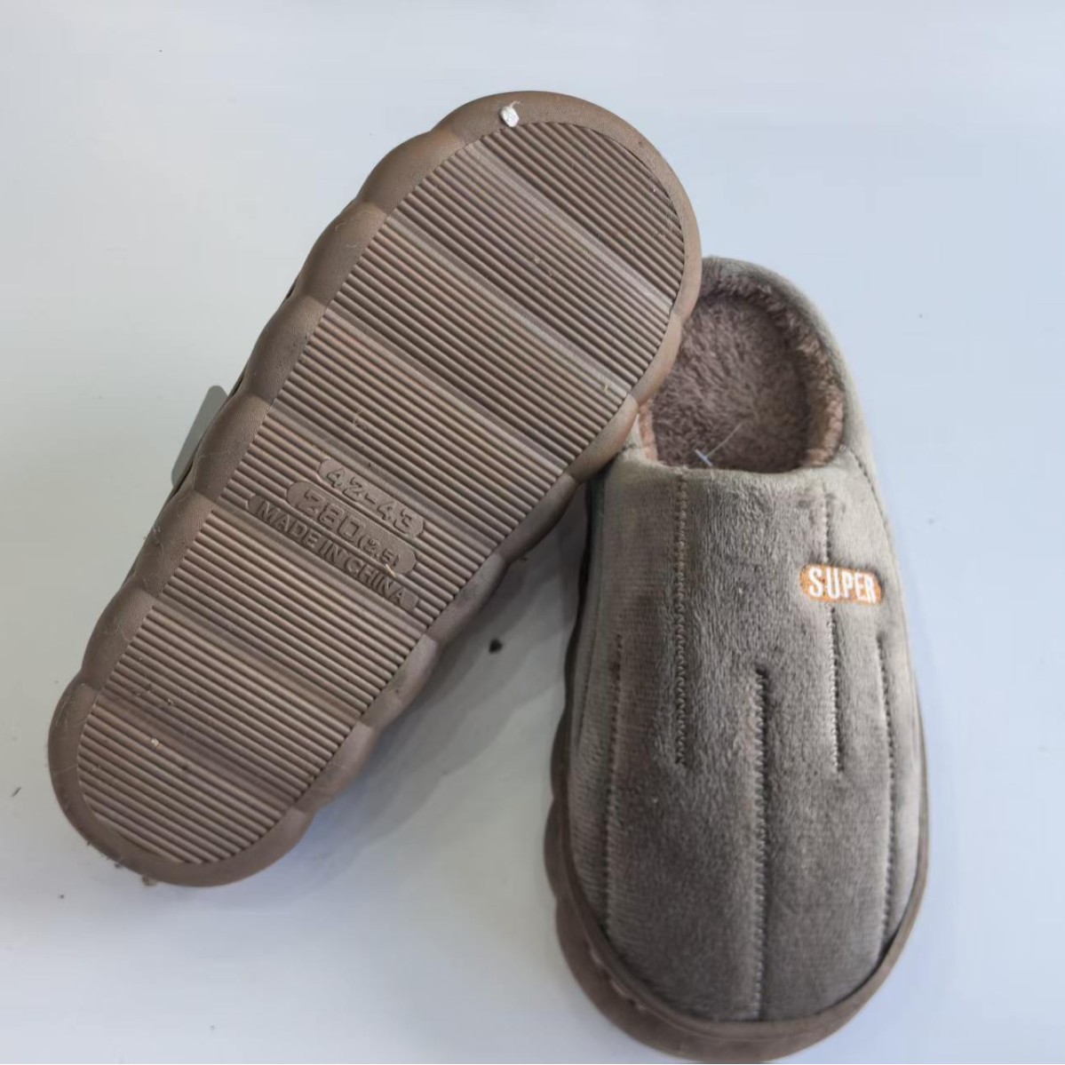 Zapatillas de algodón de invierno antideslizantes para mujeres, zapatillas cálidas para el hogar para hombres, lindas zapatillas de algodón de lana para invierno image 3