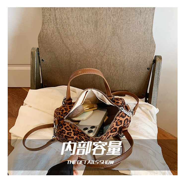 Túi xách nách nữ kiểu gối đeo chéo đơn giản — màu cà phê, màu nâu nhạt, vằn báo chi tiết 5