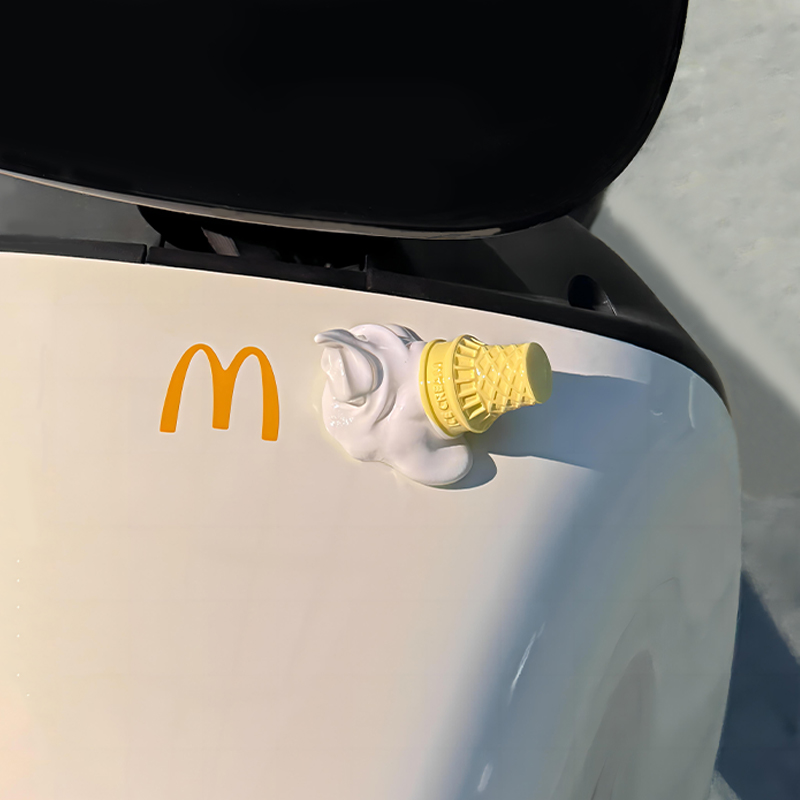 떨어지는 아이스크림 자동차 장식품 전기 자동차 배터리 오토바이 자동차 외관 장식 스티커 작은 액세서리 펜던트