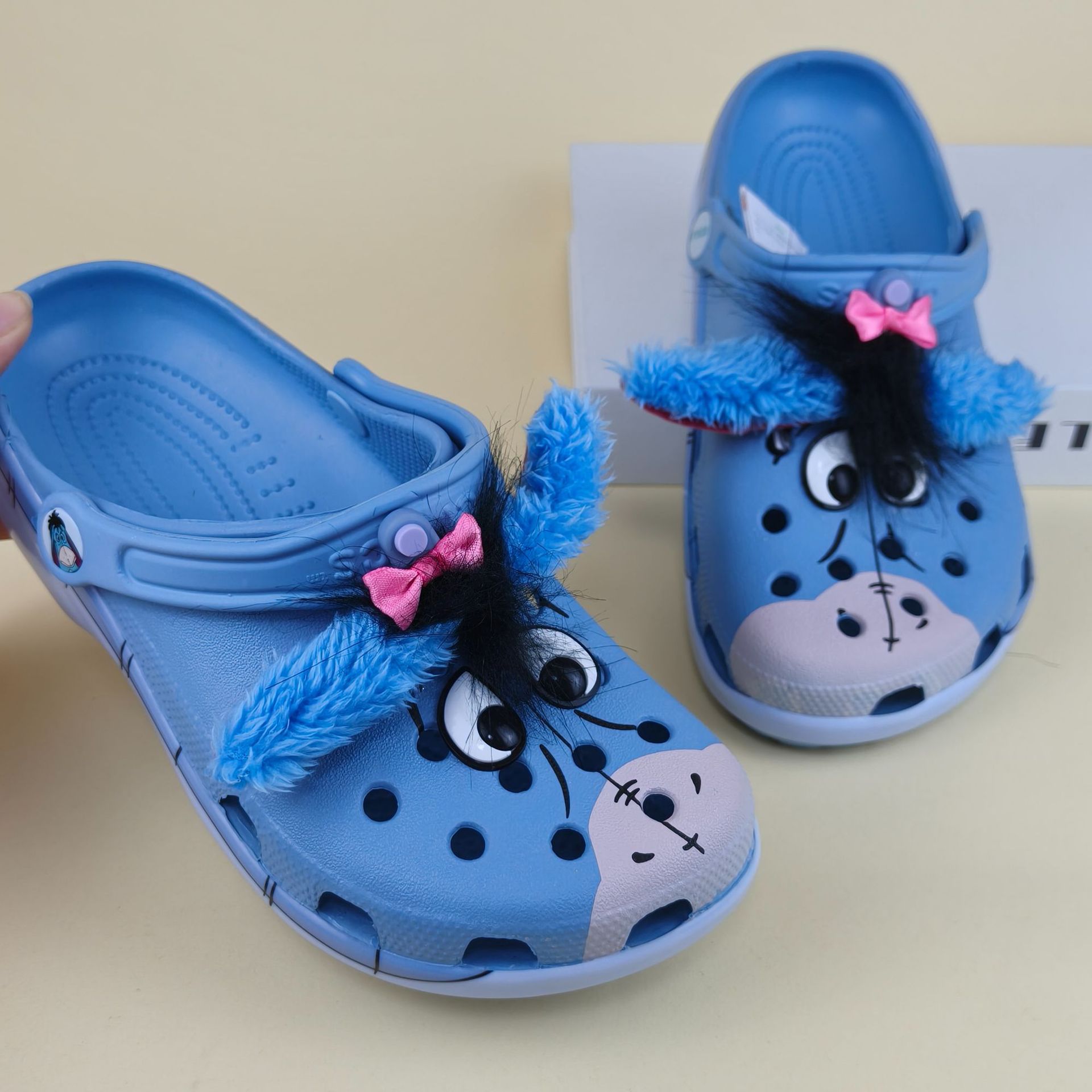 2025 nuevos zapatos agujero serie de dibujos animados monstruos eléctricos niños adultos series agujero zapatillas frescas al por mayor