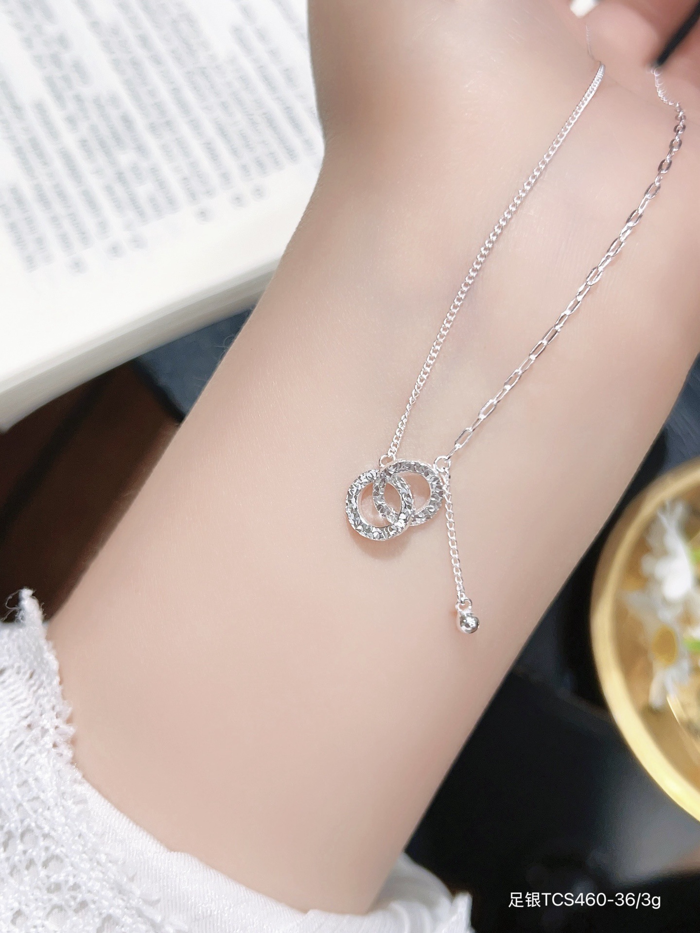 S999 plata esterlina mariposa flange collar de cuatro hojas diseño de nicho femenino de alta calidad lujo ligero cadena de clavícula para regalar a su novia