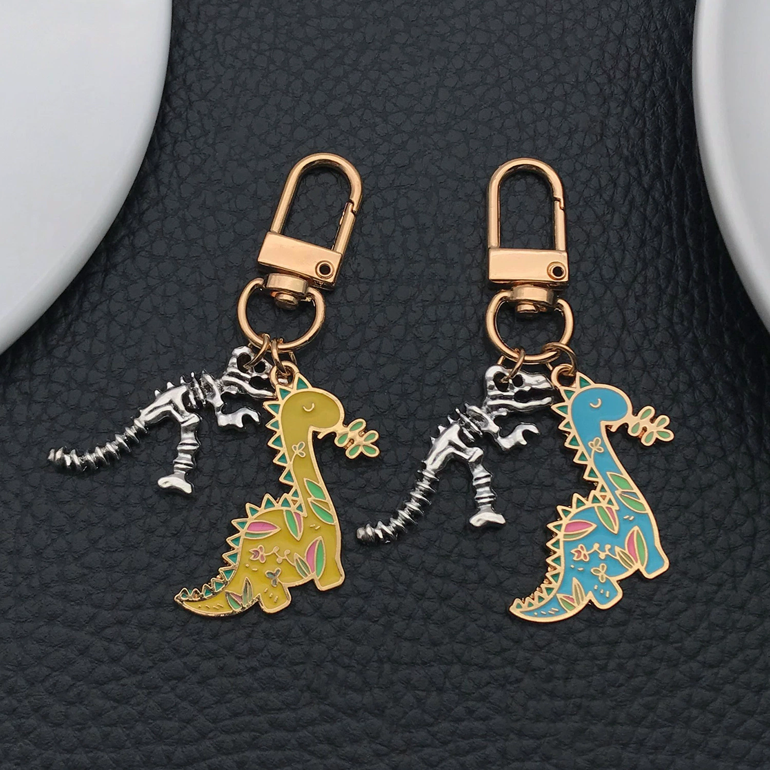 Креативный мультяшный динозавр из желтого металла, брелок для ключей для мужчин и женщин, автомобильные ключи, простой и элегантный дизайн, ручная работа