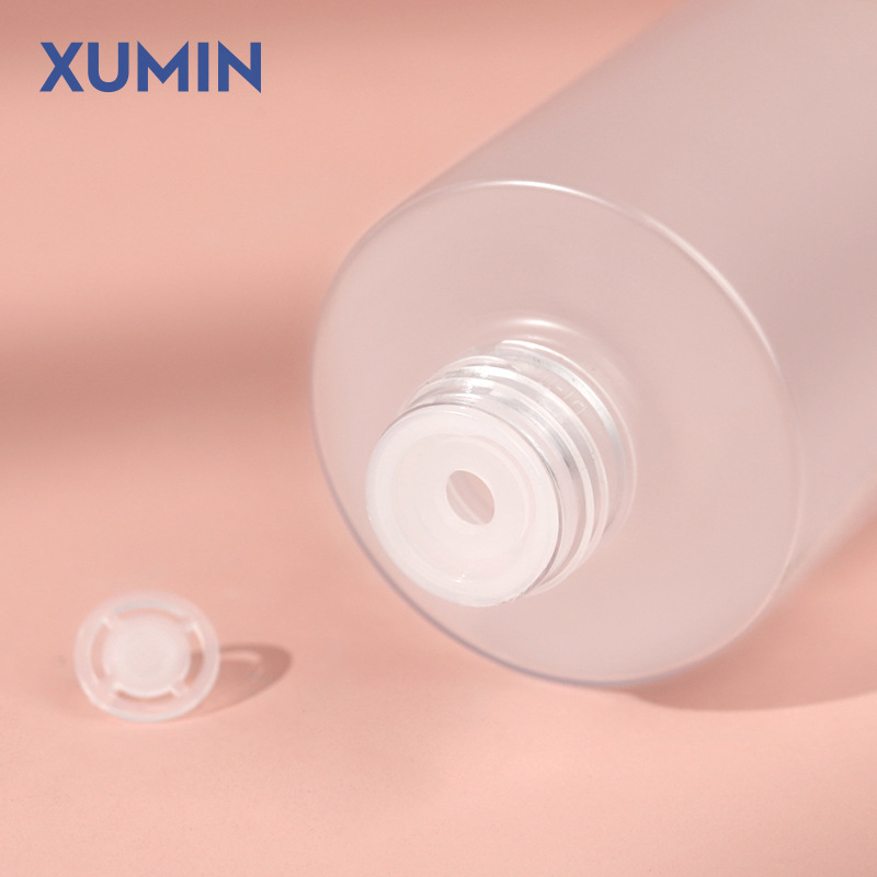 Botella de cosméticos de embalaje de 500ml botella de lavado transparente de gran capacidad PET esmerilado botella de rocío puro botella de cubierta blanca / brillante