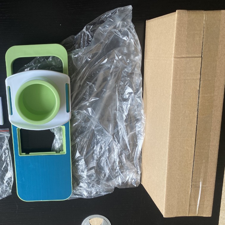 おろし器のステンレスのおろし器を切ります。|undefined
