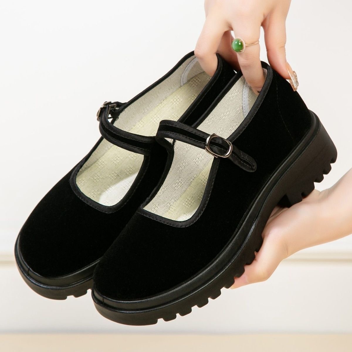 Thick-soled old Beijing cloth shoes for women, spring and autumn style, lightweight, soft-soled, versatile, suitable for middle-aged and elderly mothers, black, for commuting and work