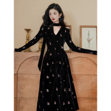 法式复古黑色丝绒连衣裙女2025秋冬高级感气质成熟御姐修身长裙子