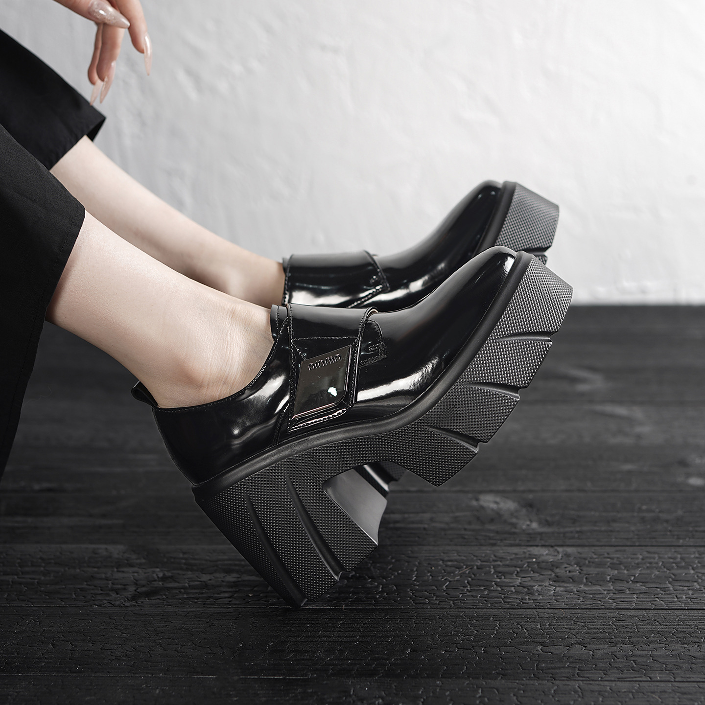 Giày lười nữ đế platform 10 cm mũi nhọn dây xỏ — màu đen