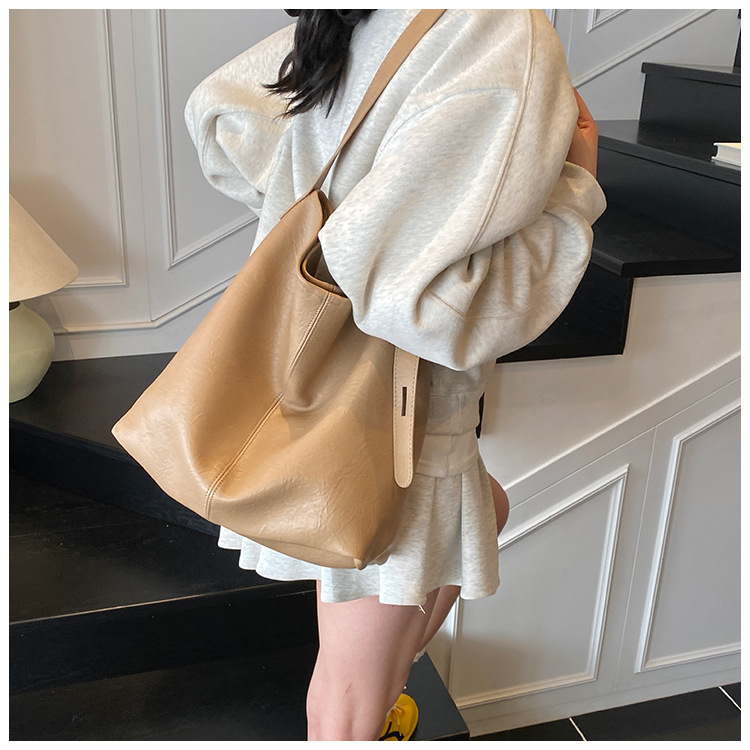 Korean style, retro, large-capacity tote bag for women, new summer 2025, versatile, fashionable, simple and solid color crossbody bag undefined