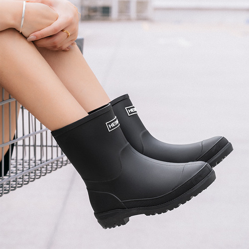 Export to Japan and Korea 2025 Cross-border New Fashion Rain Boots Mid-calf Rain Shoes Women Anti-slip Water Shoes Lightweight Waterproof Rubber Shoes