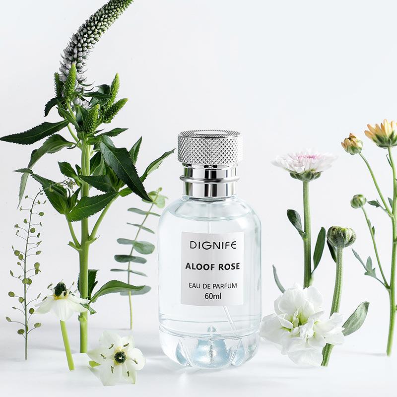 Tiešraide ar karsti pārdotām rožu dāmām neitrālā zemē, ziedu roze, noturīgs aromāts, elegantas sieviešu smaržas_voghion.com