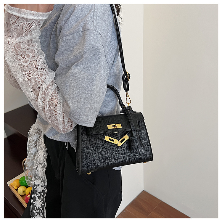 This year, a new women's casual summer single-shoulder crossbody bag with a niche design is in vogue. The hand-held small square bag is popular undefined