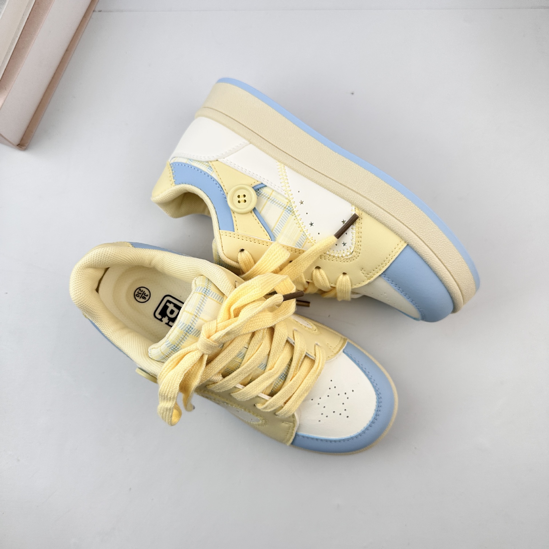 Yuanbo coreano zapatos de tablero de dopamina con suela gruesa zapatos blancos para mujeres 2025 nuevos zapatos de pan de nicho universal