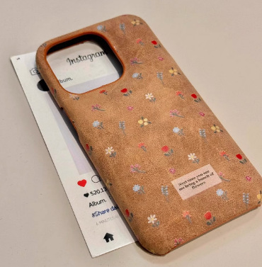 Maillard marrón pequeño floral iphone16promax bolsa de tambor patrón de piel Apple 15pro/14 funda para teléfono móvil aplicable 13