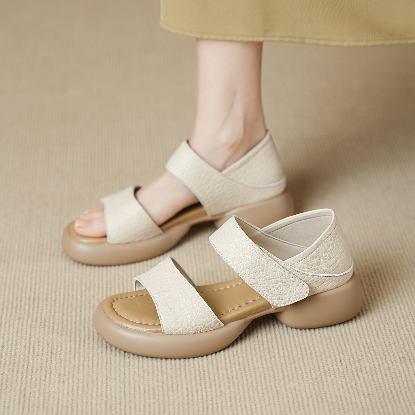 Sandal nữ hở mũi gót vuông 4 cm quai ngang đế dày chất liệu da dê — đen