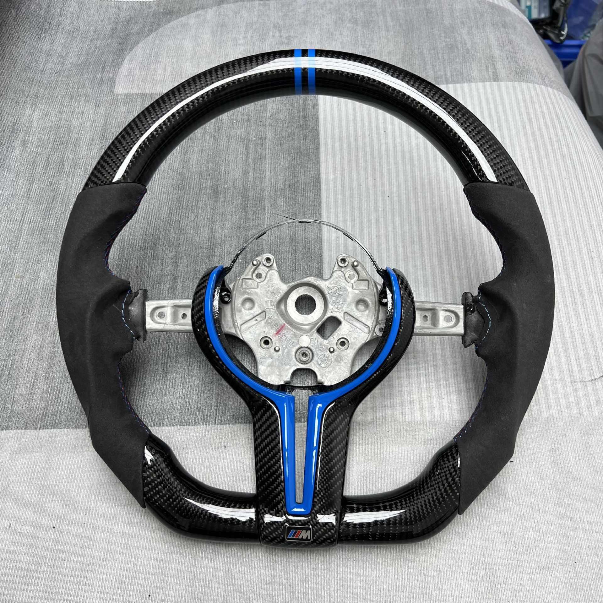 Popular in foreign trade, suitable for BMW F chassis 3 Series, 5 Series, X3, X5, M3, M6 carbon fiber car steering wheel modification and customization