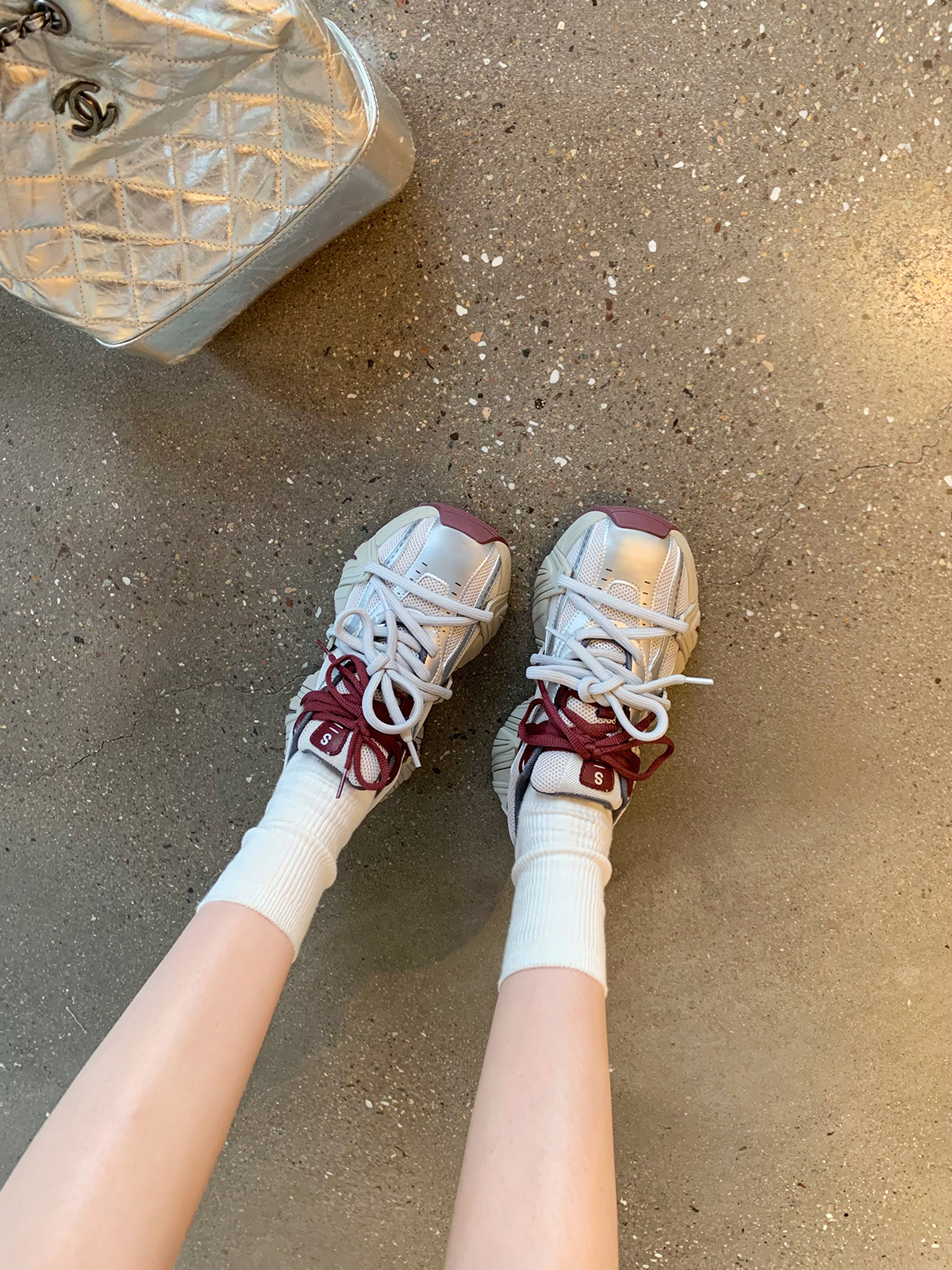 Versión de cuero de vaca de la uva de la misma línea de zapatos de doble malla de empalme grueso aumento de altura zapatos de cuero casuales de mujer zapatos deportivos de cuero