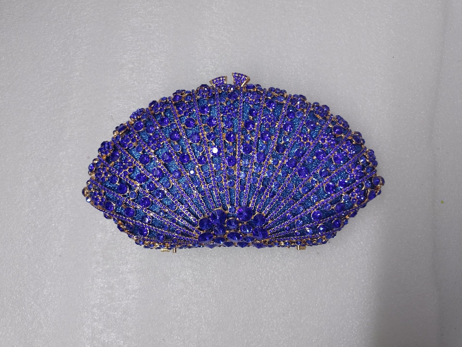 Bolsa de cena con diamantes en forma de ventilador transfronteriza bolsas de diamantes metálicas huecas bolsas de fiesta celebridades europeas y americanas reuniones anuales bolsas de mano de mujeres púrpura oscuro