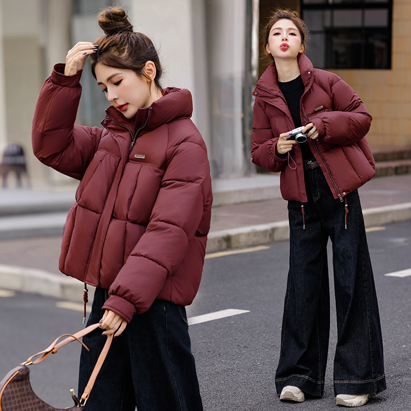 Capa de algodón de pluma para mujeres corta 2025 invierno nuevo algodón de moda exterior pequeño chaqueta de algodón cálida capa gruesa