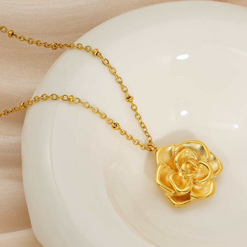 Collar de rosas de acero inoxidable transfronterizo de Europa y América INS 18K estilo de alto nivel colgante flor joyería cadena clavícula
