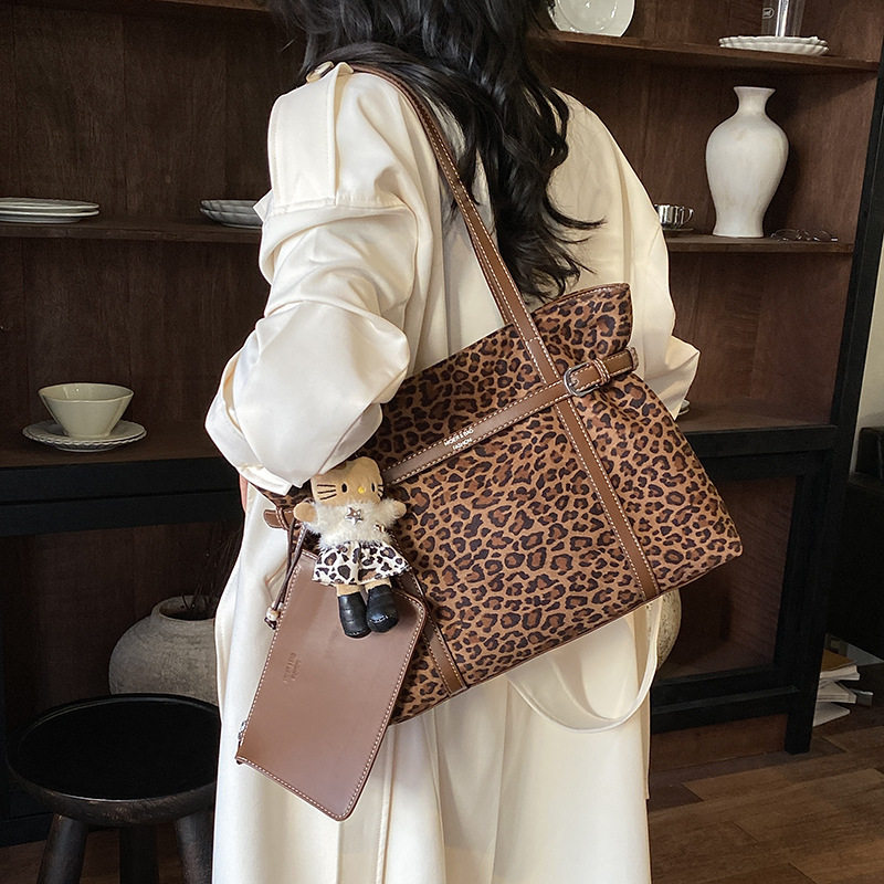 Túi tote cỡ lớn dáng shopping đeo vai kẹp nách — Báo in không có mặt dây chuyền, Màu cà phê Không có mặt dây chuyền, Màu lạc đà Không có mặt dây chuyền, Con báo có mặt dây chuyền chi tiết 18