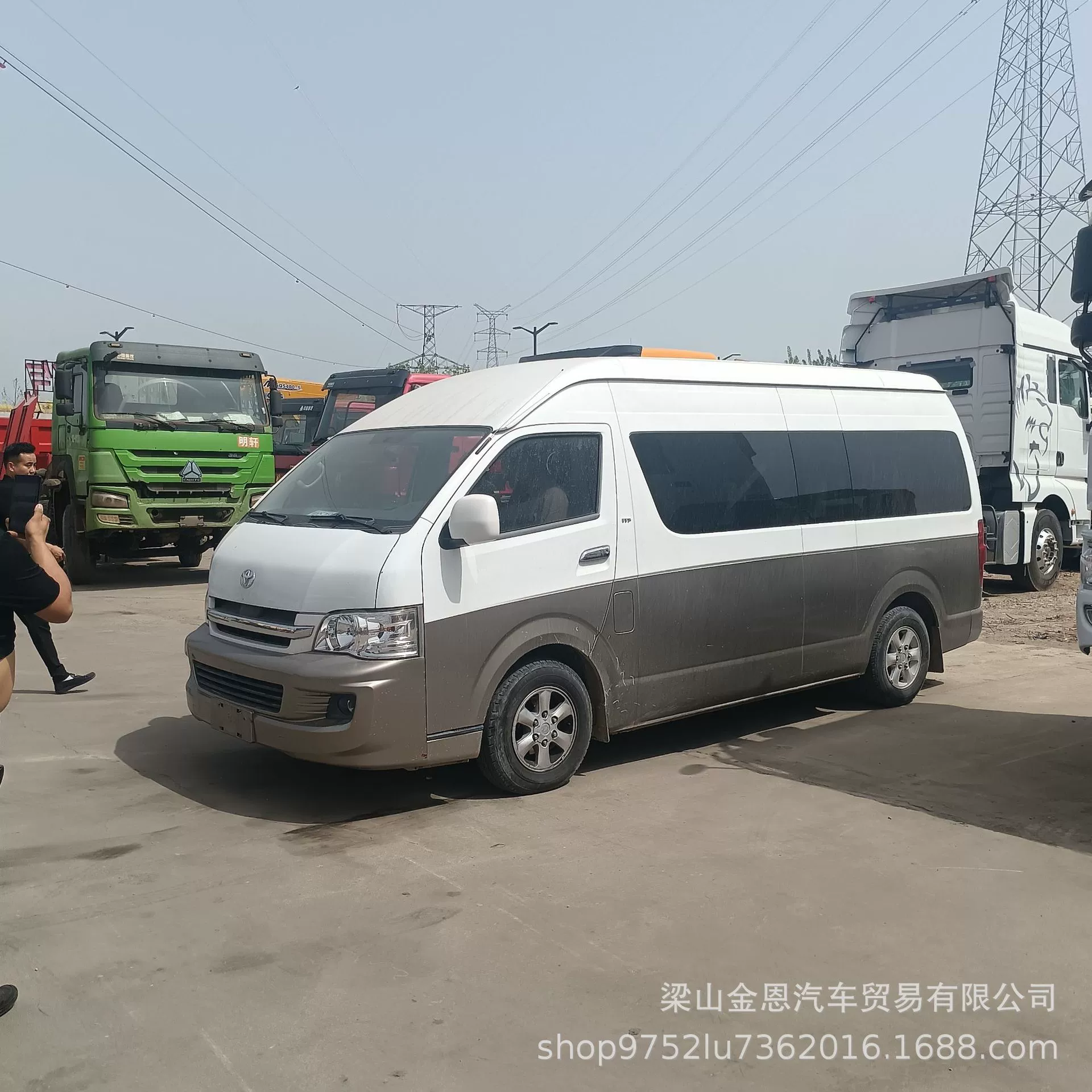 Экспортный подержанный автобус Toyota Coaster на 14 мест с оригинальной покраской, автоматическими дверями, стандартный микроавтобус среднего класса.