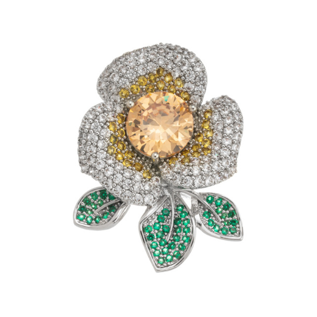 Elegant tvåfärgad kameliabrosch med glittrande diamanter_voghion.com