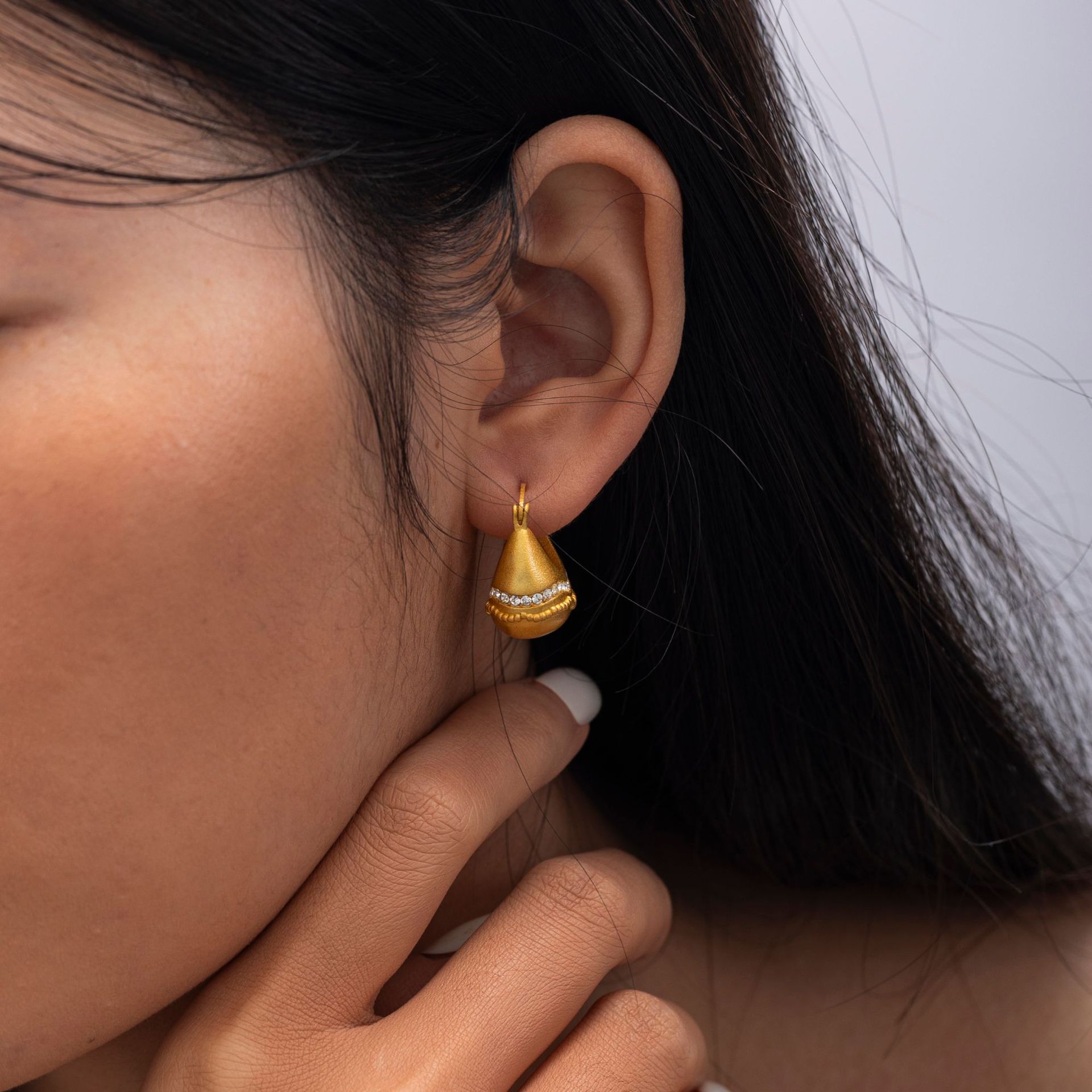 Cristal transfronterizo retro alta sensación latón chapado en oro goteo diseño de pendientes de diamante de estilo de moda