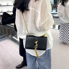 新款跨境潮流百搭真皮小方包 单肩斜挎女包 鳄鱼纹链条流苏信封包