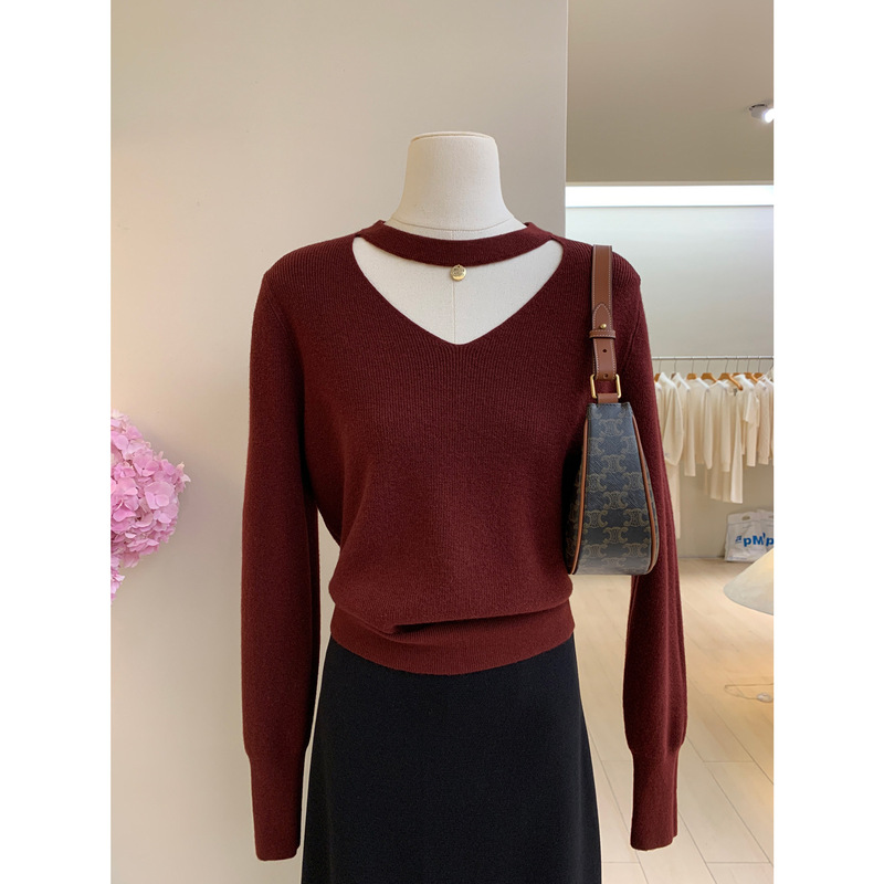 Lazy and High-End Choker Halter V-Neck Knitwear for Holiday Dates with Short Slimming Look Long-Sleeved Red Knitwear