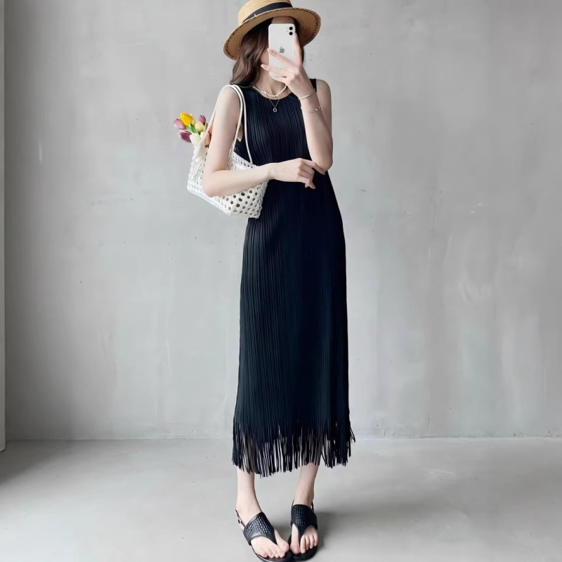 Pleated Sleeveless Tank Top Dress with Tassels + Air-Conditioning Cardigan for Summer, Beach Vacation Dress Pleated Sleeveless Tank Top Dress with Tassels + Air-Conditioning Cardigan for Summer, Beach Vacation Dress