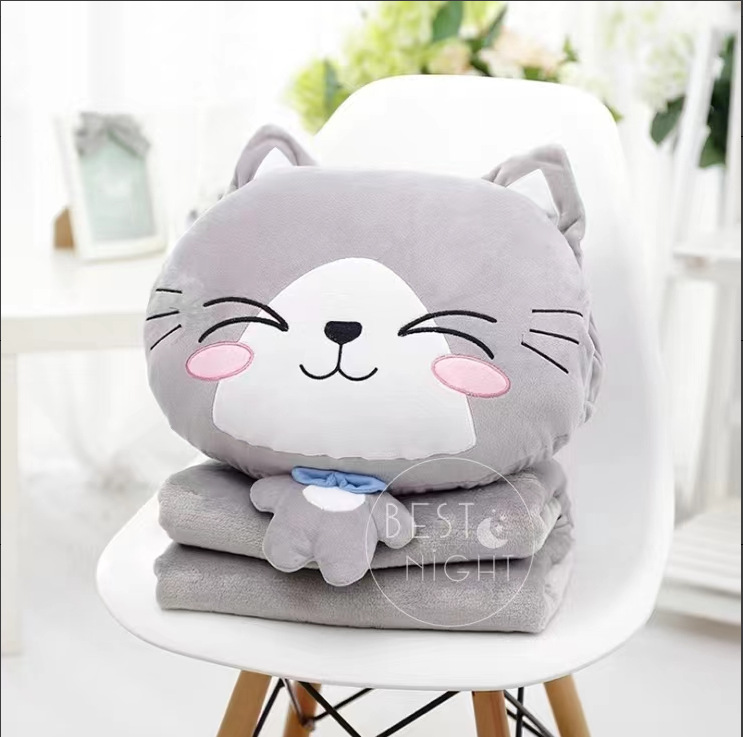 회색 눈을 가늘게 뜨고 있는 고양이 40cm