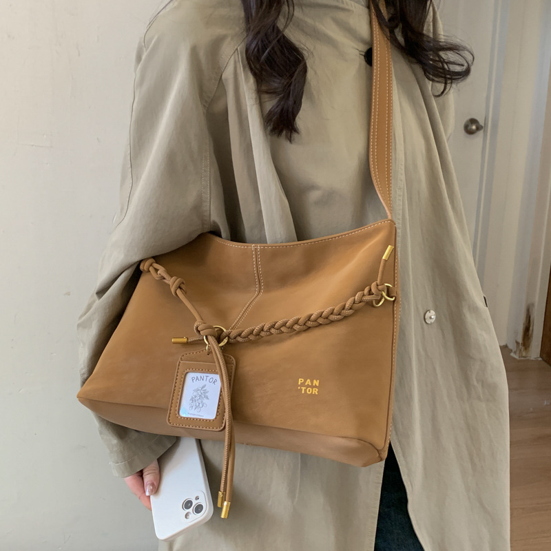 Bolso retro de gran capacidad para mujeres invierno 2025 nuevo estilo de moda alta sensación de bolso especial bolso de balde de agua de invierno