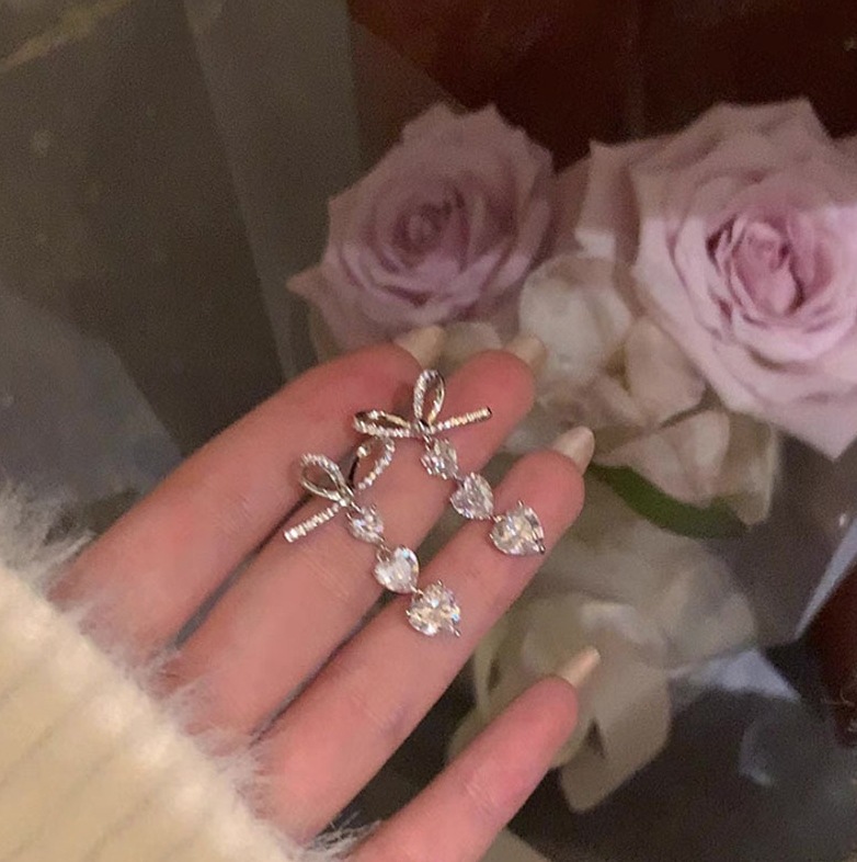 フランス式の清冷感の銀色の金属のイヤリングの真珠のドリルのフリンジデザイン感の耳飾りのファッションの高い顔の値の女性の耳飾り